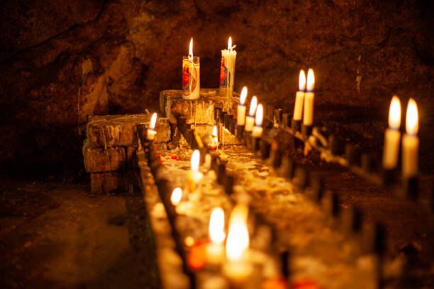 Velas encendidas en un santuario de piedra