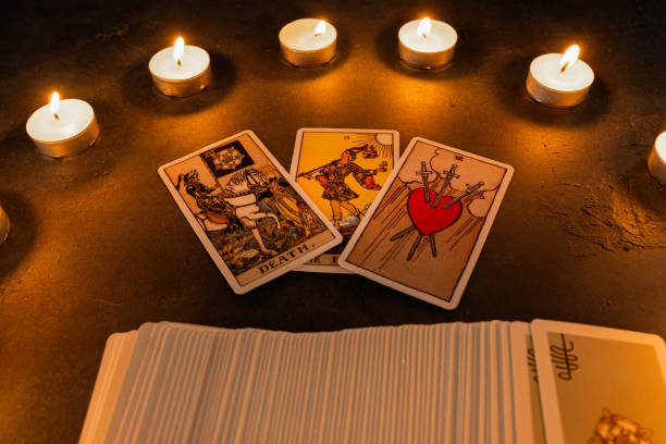 Cartas de tarot dispuestas sobre la mesa de consulta