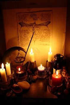 Altar de trabajo con velas encendidas